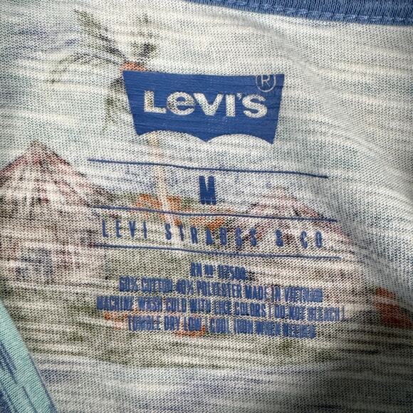 Levi’s Hawaiian Pocket T-Shirt Men’s Medium Blue Island Print Surfer Aloha Top - Picture 5 of 8
